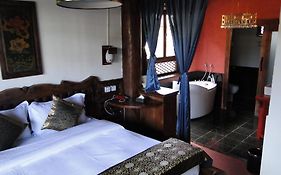 Eight-Symbole Lotus Hotel Shangri-La